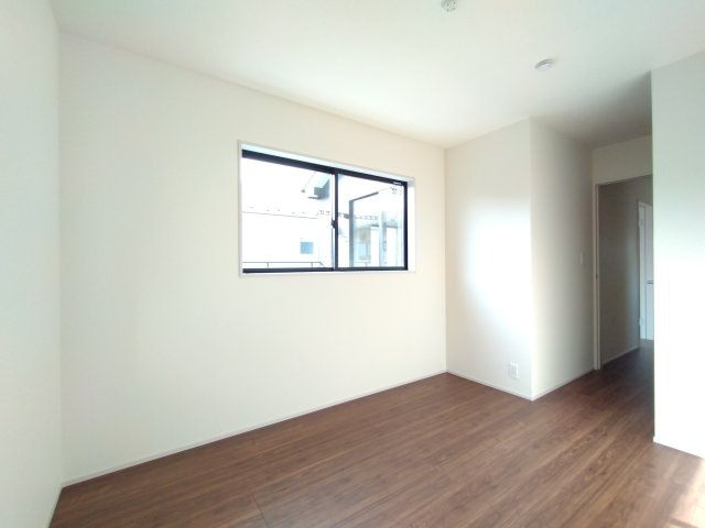 笠間市笠間　第10の洋室|同施工洋室です。ウォークインクローゼットがあるお部屋♪バルコニーに面したお部屋は照明を点ける時間が少なくて済むので省エネに繋がります。