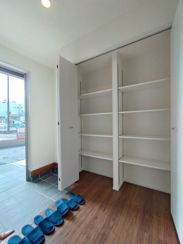 笠間市笠間　第10の収納|同施工家族全員の靴がしまえて玄関周りも常にスッキリ～整理整頓出来ます～