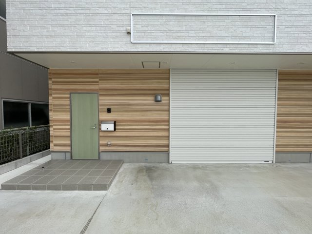 八田町１－１３－６ＧＩＭＵＣＯの玄関