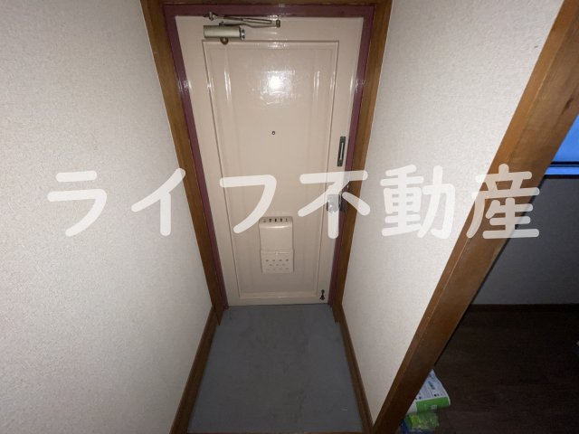クローバーハイツの玄関|収納もある玄関です