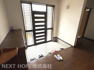 【玄関】 | 丹波篠山市住吉台中古戸建 | 明るい玄関です♪