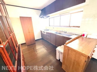 【キッチン】 | 丹波篠山市住吉台中古戸建 | システムキッチンです♪収納力も有り、使い勝手も良いです！！キッチン前には窓も有り、明るく快適です！！キッチン足元には床下収納も設けられております「！