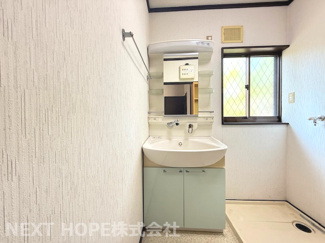 【独立洗面台】 | 丹波篠山市住吉台中古戸建 | 洗面化粧台です♪シャワー水栓で使い勝手も良いです！！洗面室内には室内洗濯機置き場もございます♪