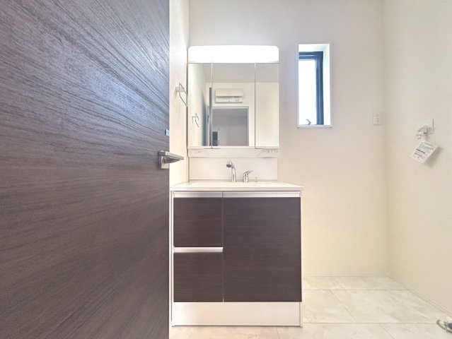リーブルガーデン　一宮市浅井町前野　全1区画分譲の独立洗面台|洗面化粧台 幅 750mm、軽く割れにくい洗面ボールと場所をとらないコンパクト設計の本体キャビネットです。
ミラー扉の内側は全て収納スペースです。リフトアップシャワーを採用し両手が自由に使えます
