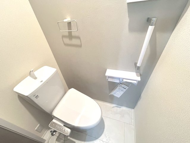 リーブルガーデン　一宮市浅井町前野　全1区画分譲のトイレ|超表面平滑加工とイオンパワーの「セフィオンテクト」加工で、汚れが付きにくく落ちやすい仕様で清潔です。
便器にフチがないので汚れが隠れて見えない部分がありません。お手入れがとってもラクラクです。