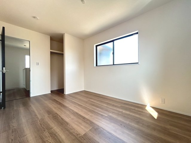 リーブルガーデン　一宮市浅井町前野　全1区画分譲の洋室|全居室にたっぷり収納できる大型クローゼット、居室部分の窓ガラスには間に空気層を設けたペアガラスを採用。
高い断熱性と共にガラス面の結露対策にも効果を発揮します。