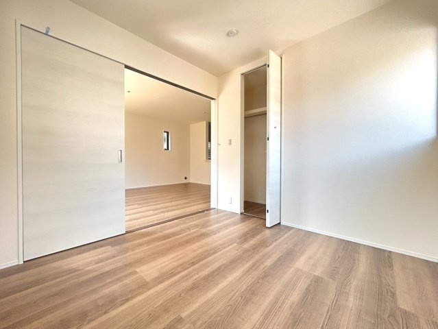 リーブルガーデン　一宮市浅井町前野　全1区画分譲の洋室|全居室にたっぷり収納できる大型クローゼット、居室部分の窓ガラスには間に空気層を設けたペアガラスを採用。
高い断熱性と共にガラス面の結露対策にも効果を発揮します。