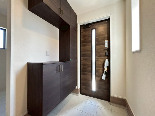 リーブルガーデン　一宮市浅井町前野　全1区画分譲の玄関|大容量のシューズ収納付きで玄関周りもすっきり！玄関ドアからの光が玄関ホールを明るくしてくれます。