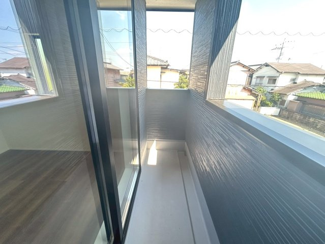 リーブルガーデン　一宮市浅井町前野　全1区画分譲のバルコニー|バルコニーは南向きで洗濯物もよく乾きます！強度と表面積硬度を持つFPRで防水しています。