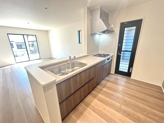 リーブルガーデン　一宮市浅井町前野　全1区画分譲のキッチン|機能的で手入れがしやすいシステムキッチンでお掃除も楽々。蛇口は浄水器内蔵型で節湯CI対応水栓です。　
人造大理石カウンターやキッチンパネルなど明るくきれいにお使いいただけます。