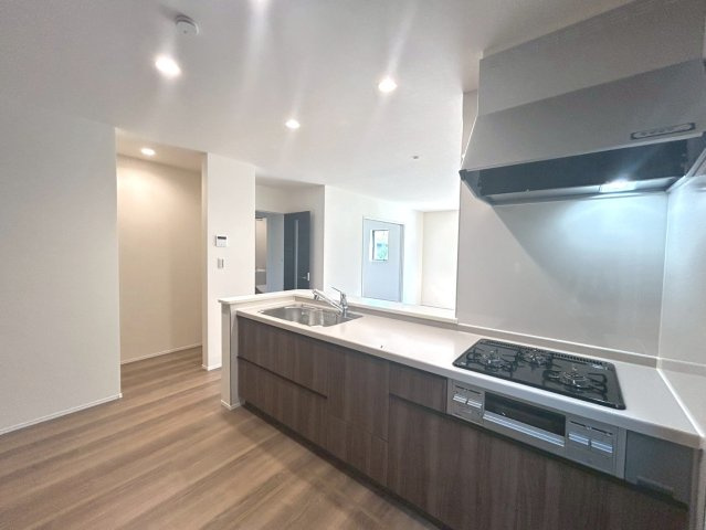 リーブルガーデン　一宮市浅井町前野　全1区画分譲のキッチン|（別角度）キッチン横にパントリーがあり、整理しやすくとても使いやすい間取りです。