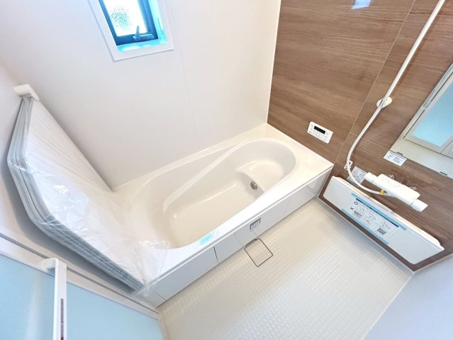 リーブルガーデン　一宮市浅井町前野　全1区画分譲の浴室|明るく清潔感がある浴室。浴槽は環境にやさしい節水タイプ。浴槽内ステップで半身浴、親子入浴も安心です。
洗い場の床は乾きやすく滑りにくい快適仕様、水はけが良くカビの発生を軽減できます。
