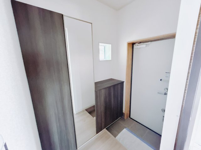 【中古戸建】児玉郡美里町木部の玄関|■玄関｜毎日の「いってらっしゃい」や「お帰りなさい」を大切なご家族と過ごす玄関は〈使いやすさ〉を追求しております。玄関横の物入は急な来客時でもさっとお片付けできるスペースを確保しています。