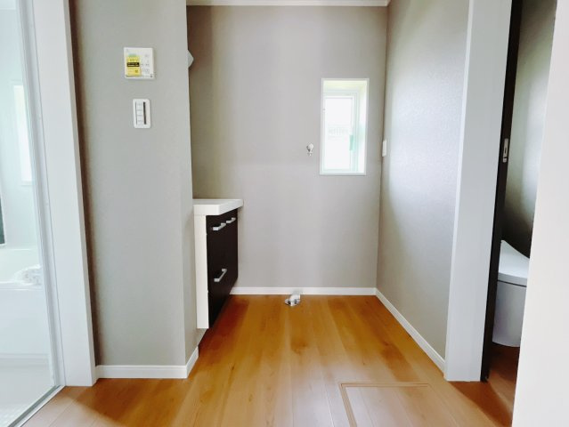 【中古戸建】児玉郡美里町木部の独立洗面台|■洗面室｜ゆとりのある洗面脱衣室ではお子様と並んで歯磨きもできるので一緒に成長を楽しめます♪ひろびろとした洗面室で、朝の準備も楽しくなります☆.*