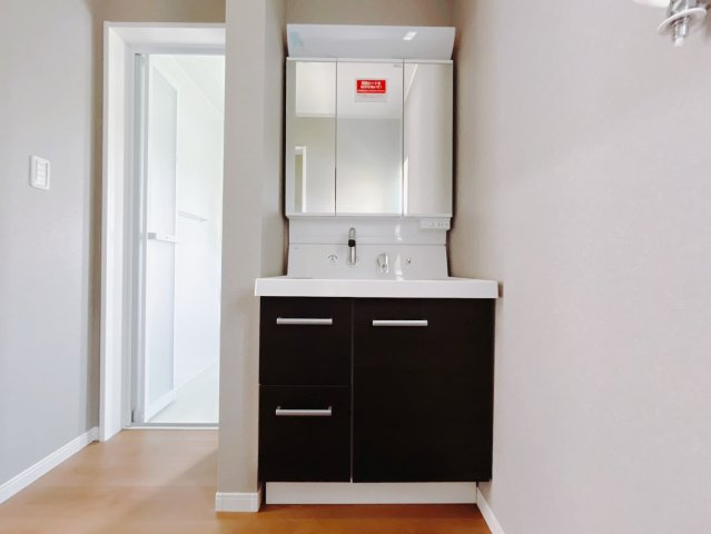 【中古戸建】児玉郡美里町木部の独立洗面台|■洗面室｜三面鏡の洗面台は鏡の裏が収納ポケットになっているので、ヘアケア用品や歯ブラシなどでごちゃつきがちな洗面台周りがスッキリ片付きます。　