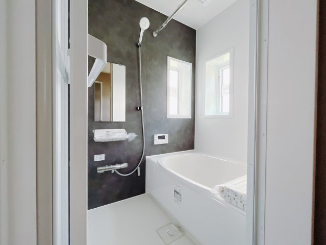 【中古戸建】児玉郡美里町木部の浴室|■浴室｜ゆったり足を伸ばせるサイズの浴室(*＾＾*)　夜間のお洗濯や、雨の日のお洗濯に大活躍の浴室暖房乾燥機付き！お子さまとの入浴の際に嬉しいエコベンチ浴槽付きです♪