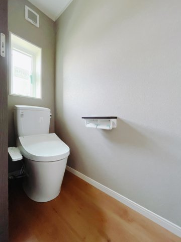 【中古戸建】児玉郡美里町木部のトイレ|■トイレ｜窓付きのトイレになります。常に換気もできますので安心ですね！