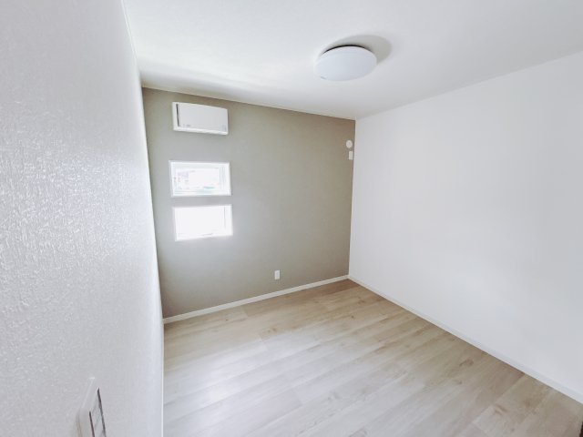 【中古戸建】児玉郡美里町木部の洋室|■1階洋室｜自分の部屋を持っている子どもたちは、自分のおもちゃや勉強道具、洋服などの私物をひとつの部屋で管理できるようになります。