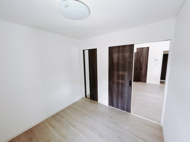 【中古戸建】児玉郡美里町木部の洋室|■1階洋室｜クローゼットも付いているので、お子様が自然とお片付けできる環境に。