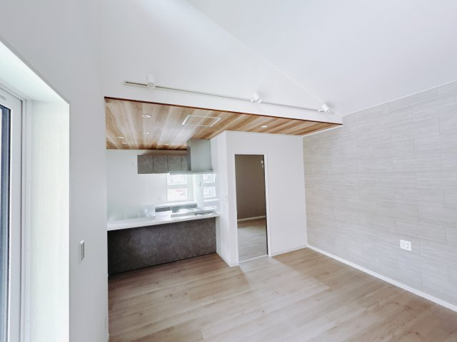 【中古戸建】児玉郡美里町木部の居間・リビング|■リビング｜時の流れと共に陽射しは装いを変え空間に新たな彩りを与えます。一日中家に居ても飽きることなく過ごすことができる素敵な空間です♪