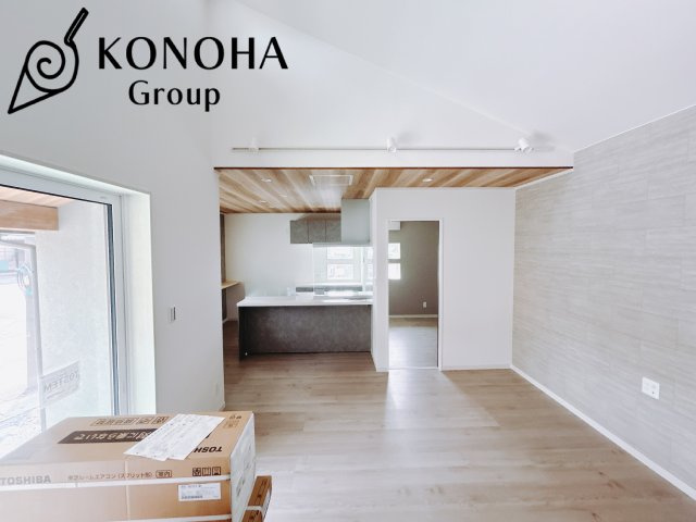 【中古戸建】児玉郡美里町木部の居間・リビング|■リビング｜時の流れと共に陽射しは装いを変え空間に新たな彩りを与えます。一日中家に居ても飽きることなく過ごすことができる素敵な空間です♪