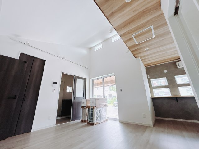 【中古戸建】児玉郡美里町木部の居間・リビング|■リビング｜ＬＤＫが一気に開放感を増し、より太陽の光を採り込む明るい空間になります♪陽当りに自信があるからこその間取りです。