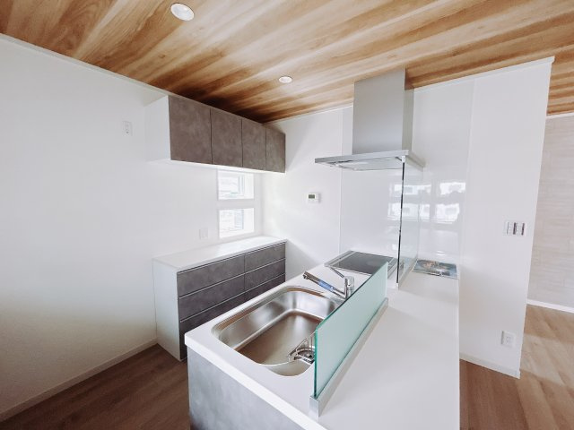 【中古戸建】児玉郡美里町木部のキッチン|■キッチン｜対面キッチンでリビングにいるお子様の様子を見ながら料理をすることができます。