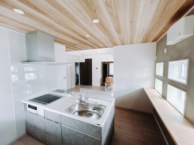 【中古戸建】児玉郡美里町木部のキッチン|■キッチン｜出来上がったお料理をカウンター越しからお子様に運んでもらったりと、お手伝いも楽しくしてもらえることができます。