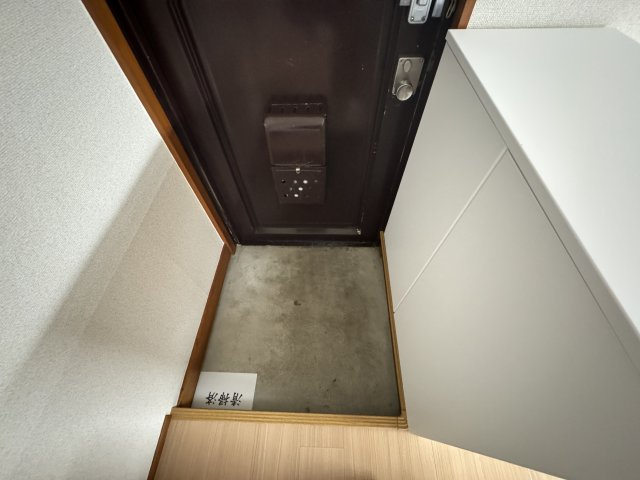 小西第6マンションの玄関