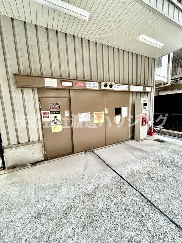 ディアステージ江坂G-TOWERの駐車場