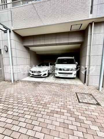 ディアステージ江坂G-TOWERの駐車場