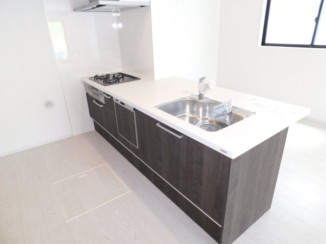 名古屋市中川区中須町字桜井の新築一戸建のキッチン|◇キッチン◇　　人気の対面式フラットキッチン・食洗機・浄水器一体型水栓・静音仕様シンク・薄型換気扇・床下収納庫
