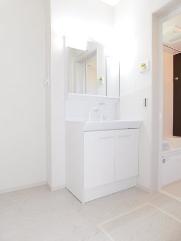 名古屋市中川区中須町字桜井の新築一戸建の独立洗面台|◇洗面室◇　　三面鏡シャワードレッサー　くもり止め仕様