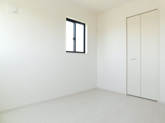 名古屋市中川区中須町字桜井の新築一戸建の洋室|◇洋室◇　　明るい洋室５．７帖　収納完備！