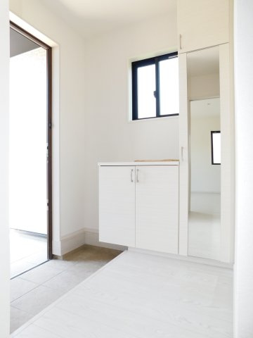 名古屋市中川区中須町字桜井の新築一戸建の玄関|◇玄関◇　　玄関がスッキリと片付くミラー付き収納♪　アウトドア用品やベビーカーの収納に便利なシューズインクローク付き！