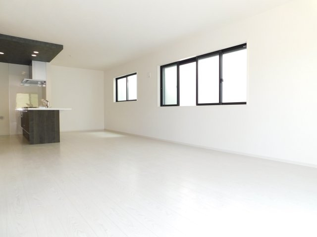 名古屋市中川区中須町字桜井の新築一戸建の居間・リビング|◇リビング◇　　南面で明るく広いリビング２１．０帖　開放的で心地のよい空間♪