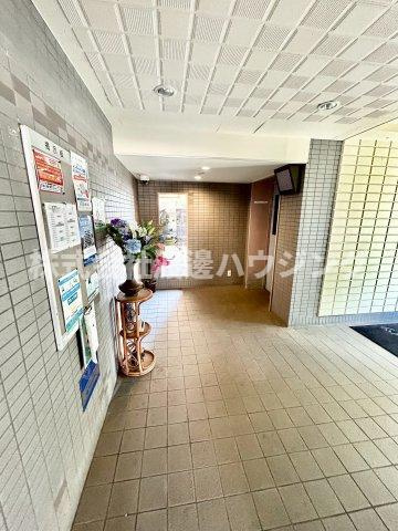 千里山アカシヤハイツのエントランス