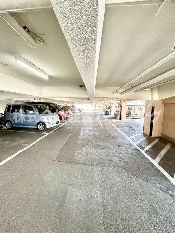 千里山アカシヤハイツの駐車場