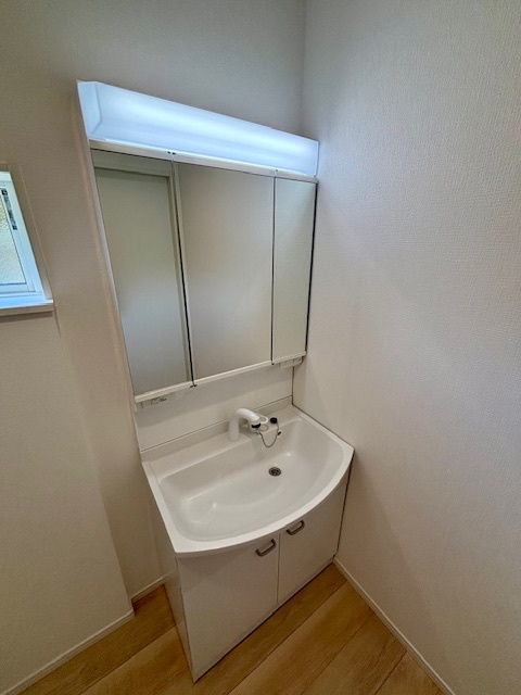 朝倉市甘木　第9　全3棟の独立洗面台|明るい洗面台は毎朝の歯磨きも快適にできますね♪