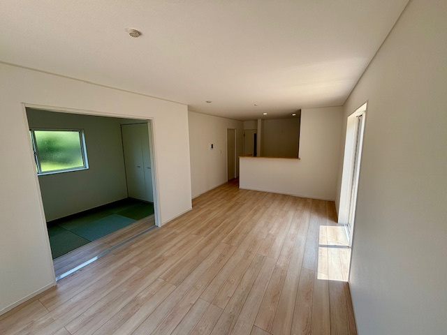 朝倉市甘木　第9　全3棟の居間・リビング|ワックスフリーのフローリング材はキズがつきにくく、お掃除楽々！リビングや子ども部屋で、のびのび元気に遊べます。気密性の高い快適な室内は家族のだんらんをお手伝いします。