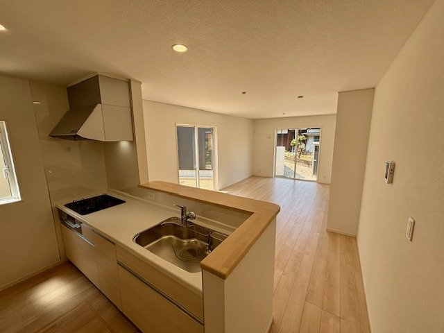 朝倉市甘木　第9　全3棟のキッチン|料理をしながらご家族との会話を楽しめる対面キッチンです。リビングを見渡せる作りが人気です。