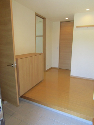 【玄関】 | 【住友林業施工】甲斐市西八幡 | 収納もある玄関です