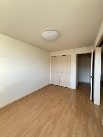 ナチュラル・カラーの洋室