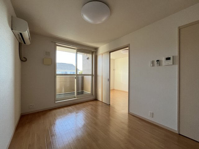 ナチュラル・カラーの居間・リビング