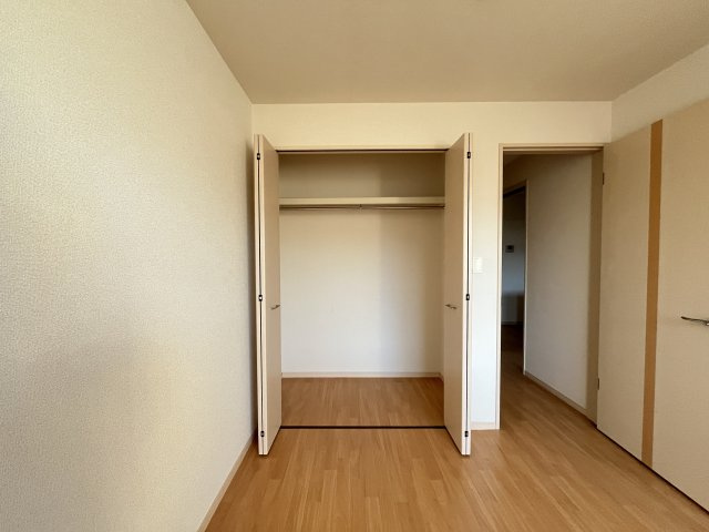 ナチュラル・カラーの洋室