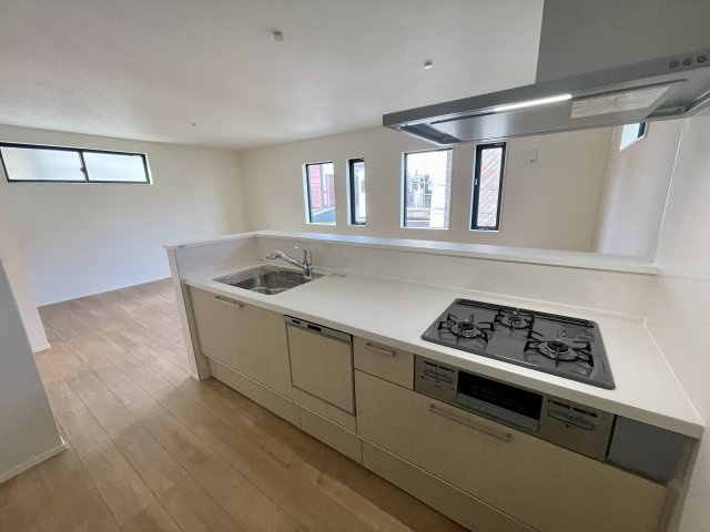 練馬区桜台2丁目　駅近×ZEH水準　車庫付デザイン住宅のキッチン