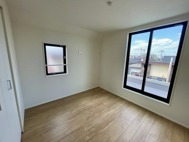 練馬区桜台2丁目　駅近×ZEH水準　車庫付デザイン住宅の洋室