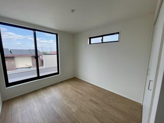 練馬区桜台2丁目　駅近×ZEH水準　車庫付デザイン住宅の洋室