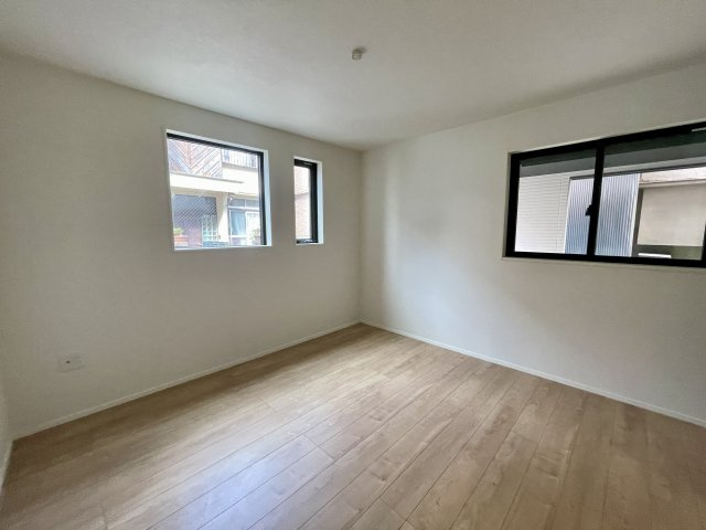 練馬区桜台2丁目　駅近×ZEH水準　車庫付デザイン住宅の洋室