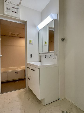 練馬区桜台2丁目　駅近×ZEH水準　車庫付デザイン住宅の洗面所